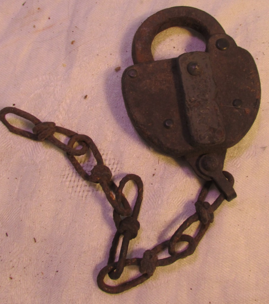 VINTAGE SLAYMAKER RUSTED HARDENED LOCK MARKED W/CHAIN VINTAGE SLAYMAKER RUSTED HARDENED LOCK MARKED W/CHAIN