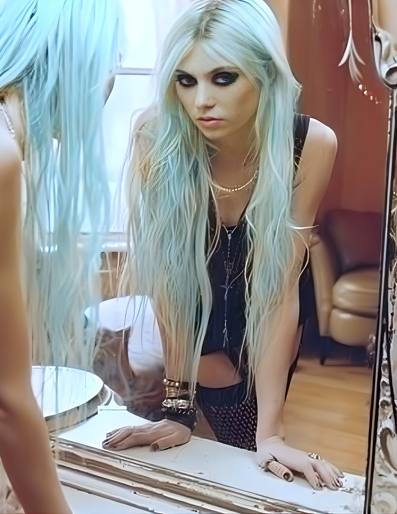 Taylor Momsen | 8.5 X 11 in Glossy Photo | Sexy Singer Rock Pretty Reckless