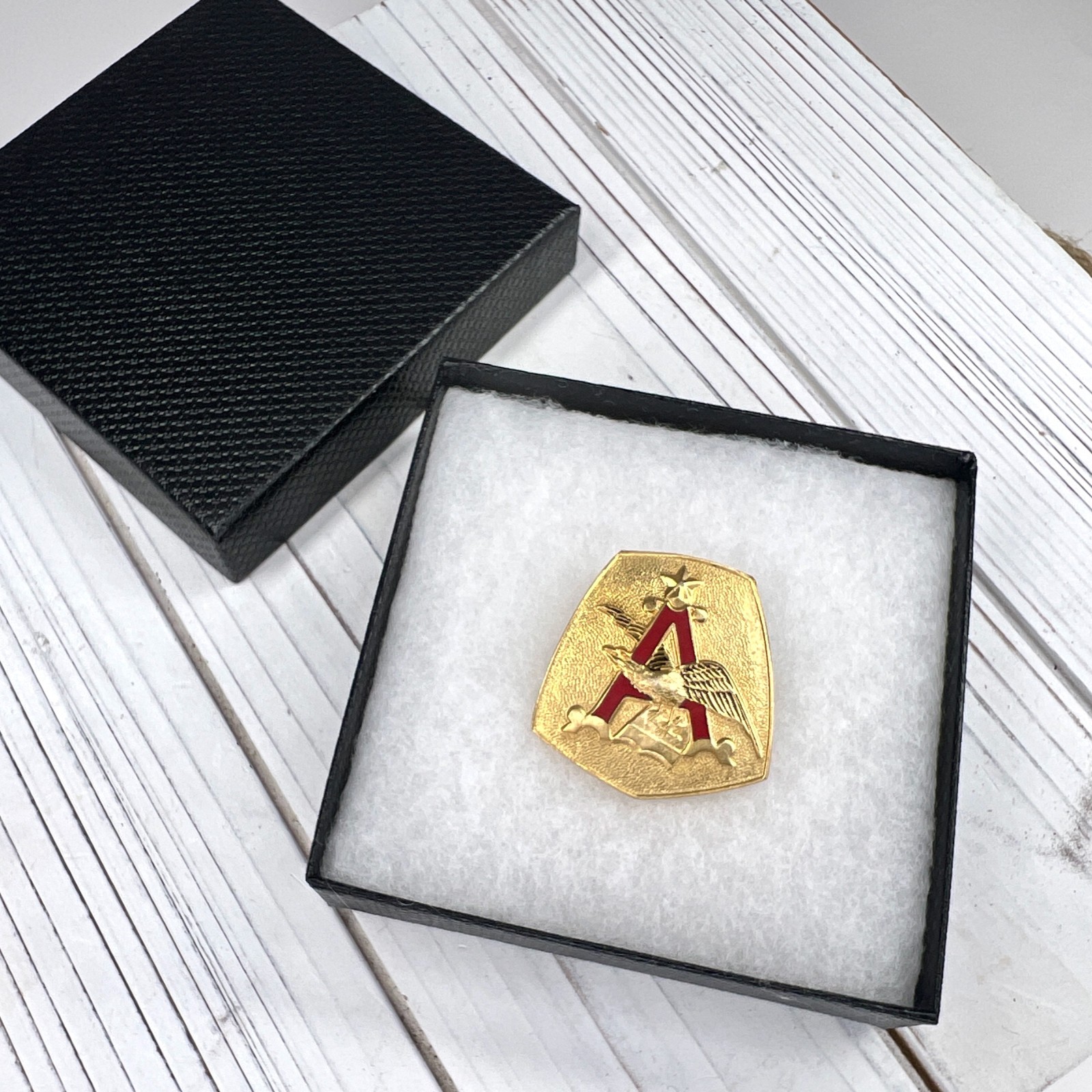 Budweiser Anheuser Busch Metal Crest Shield Logo Gold Red Enamel Magnet Gift Box