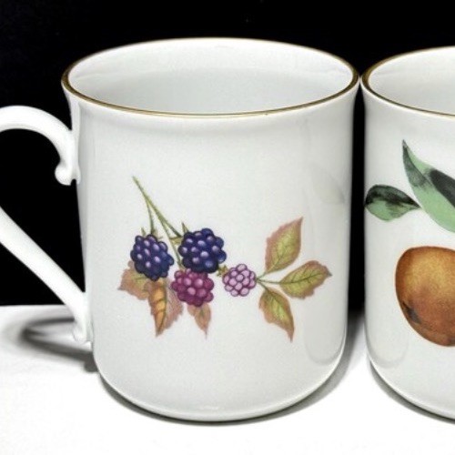 Royal Worcester Porcelain single Mug in excellent condition (England - Evesham) Royal Worcester Porcelain single Mug in excellent condition (England - Evesham)