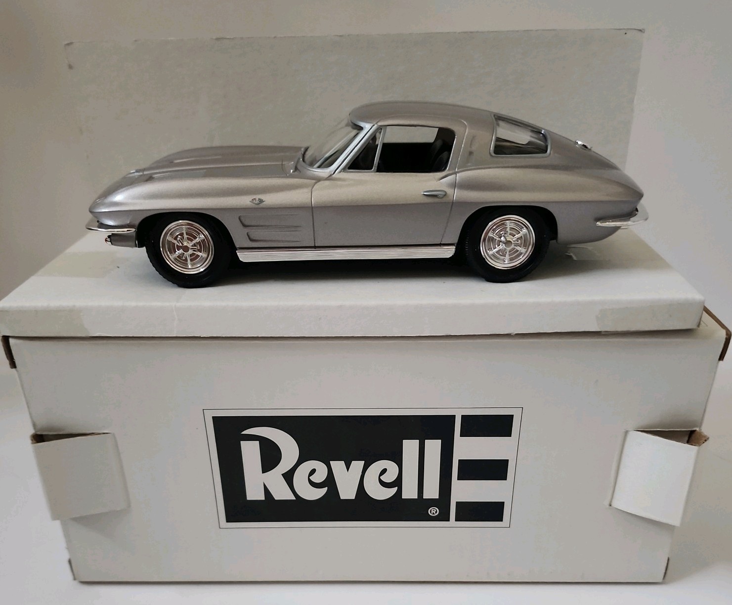 Revell 1963 Chevrolet Corvette Split Window Coupe Promo Model 85-0932 Silver Revell 1963 Chevrolet Corvette Split Window Coupe Promo Model 85-0932 Silver