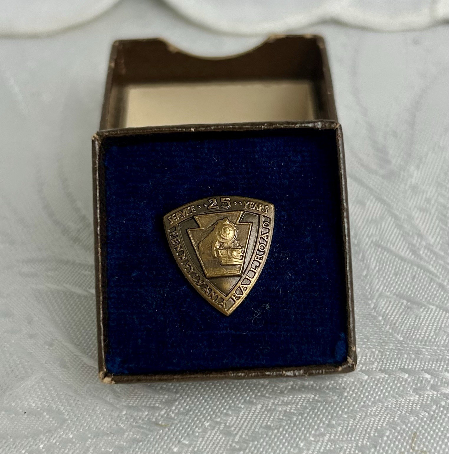 Vintage Pennsylvania Railroad 25 Years Service Award Pin – Bronze – Medallic Art Vintage Pennsylvania Railroad 25 Years Service Award Pin – Bronze – Medallic Art