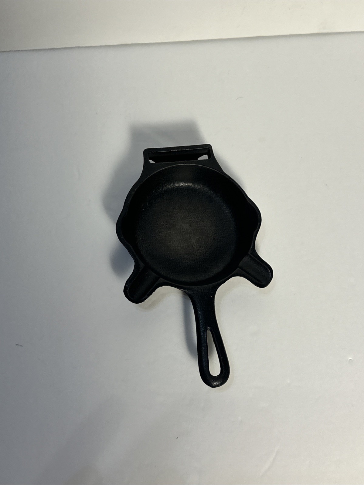 Griswold 00 Erie PA 570 A Mini Cast Iron Ashtray Skillet Match Holder
