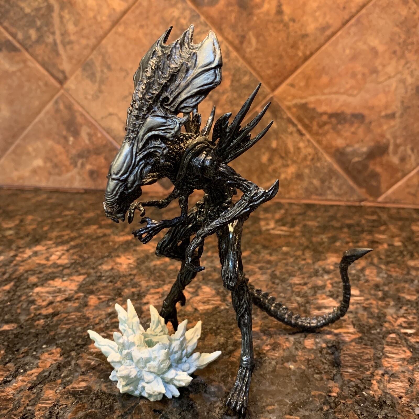 2005 Kotobukiya Mini One Coin Alien Vs Predator Queen Alien Build A Figure Rare. 2005 Kotobukiya Mini One Coin Alien Vs Predator Queen Alien Build A Figure Rare.