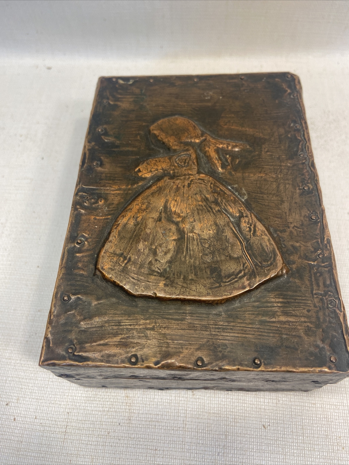 ANTIQUE ART NOUVEAU HAMMERED REPOUSSE COPPER GIRL EMBOSSED WOOD BOX