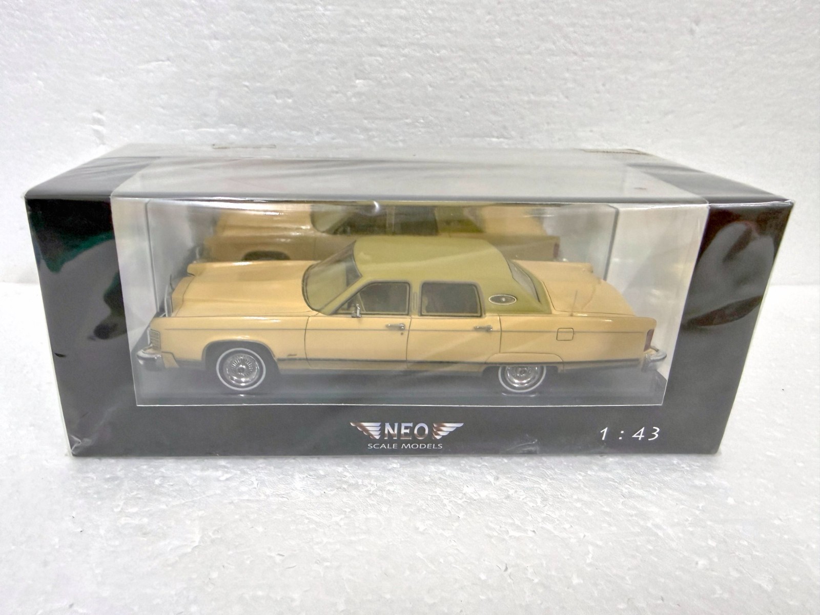 Neo Scale Models 44420 Lincoln Continental Town Car resin 1/43 scale model car Neo Scale Models 44420 Lincoln Continental Town Car resin 1/43 scale model car