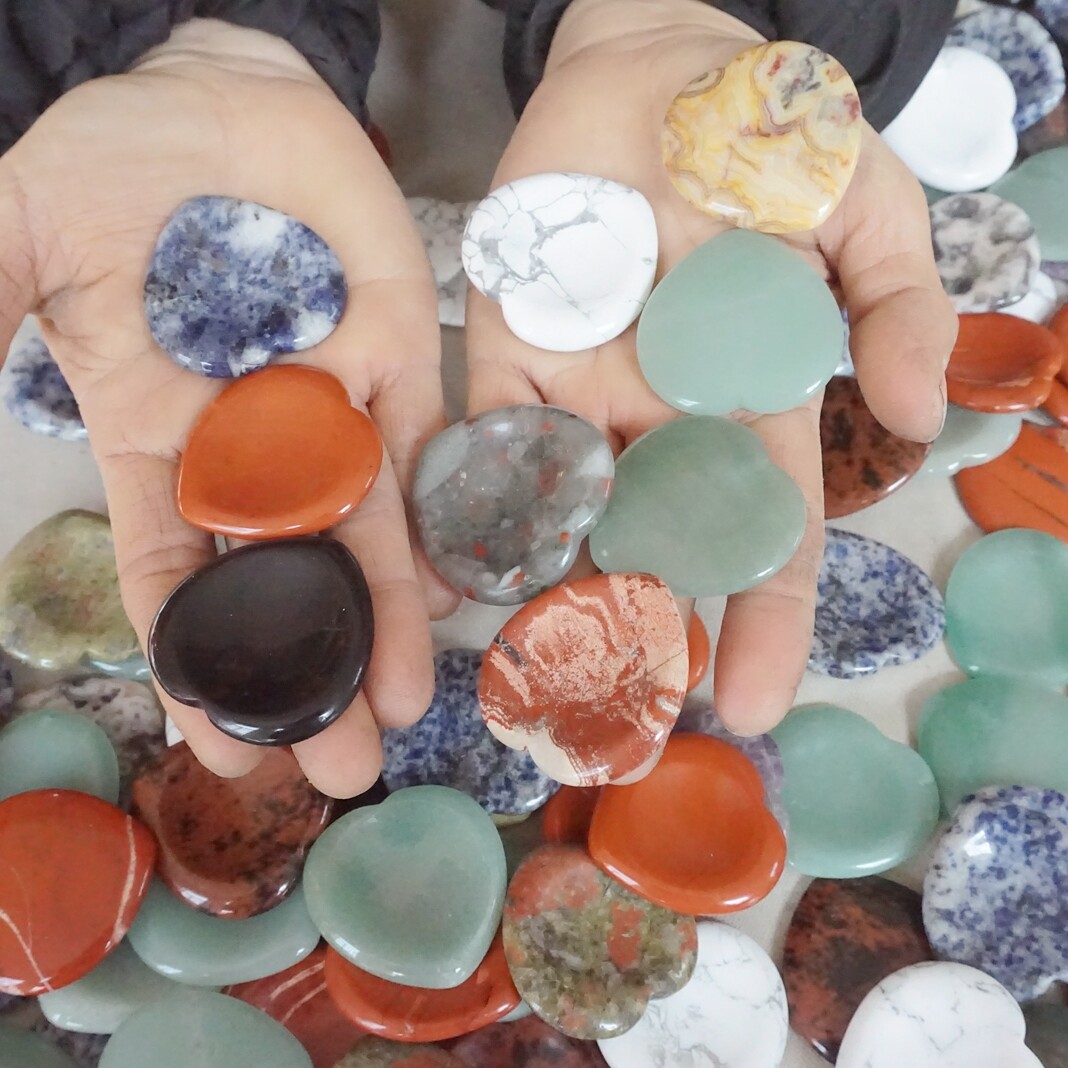 130Pcs Natural Quartz Crystal Jasper Love Heart Diverse Worry Stone Healing 3A 130Pcs Natural Quartz Crystal Jasper Love Heart Diverse Worry Stone Healing 3A