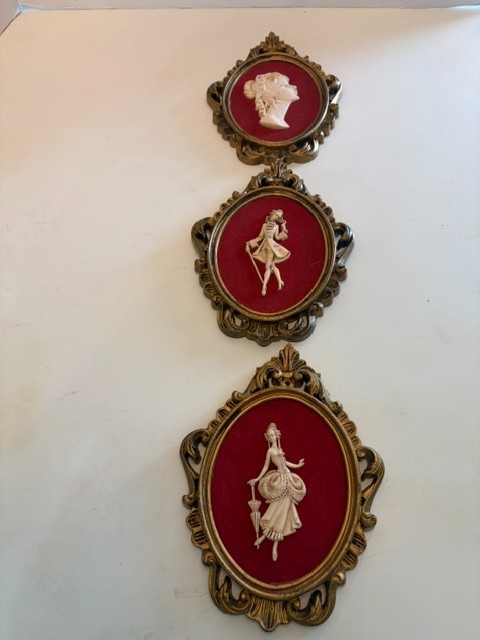 Vtg 3 Depose 3D Resin Victorian Wall Plaques on velvet Modello Depositato Vtg 3 Depose 3D Resin Victorian Wall Plaques on velvet Modello Depositato