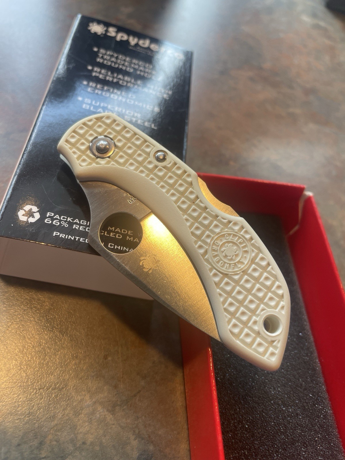 Spyderco Sprint Run C28PWH White 2008 Dragonfly “Tom Sachs / NASA” Edition RARE Spyderco Sprint Run C28PWH White 2008 Dragonfly “Tom Sachs / NASA” Edition RARE