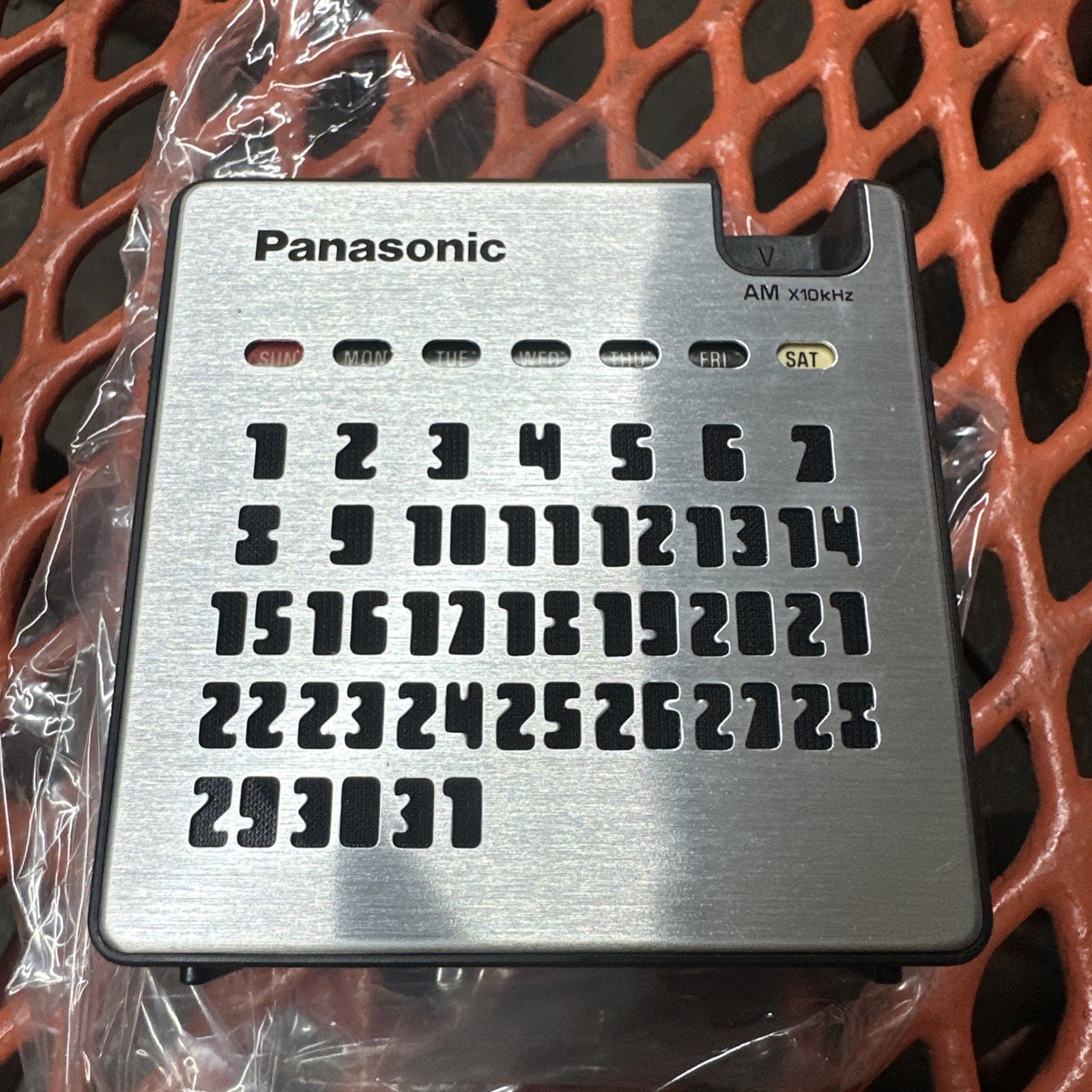 Vintage 1970s Panasonic Perpetual Calendar Radio (AM) Model R-77 With Box