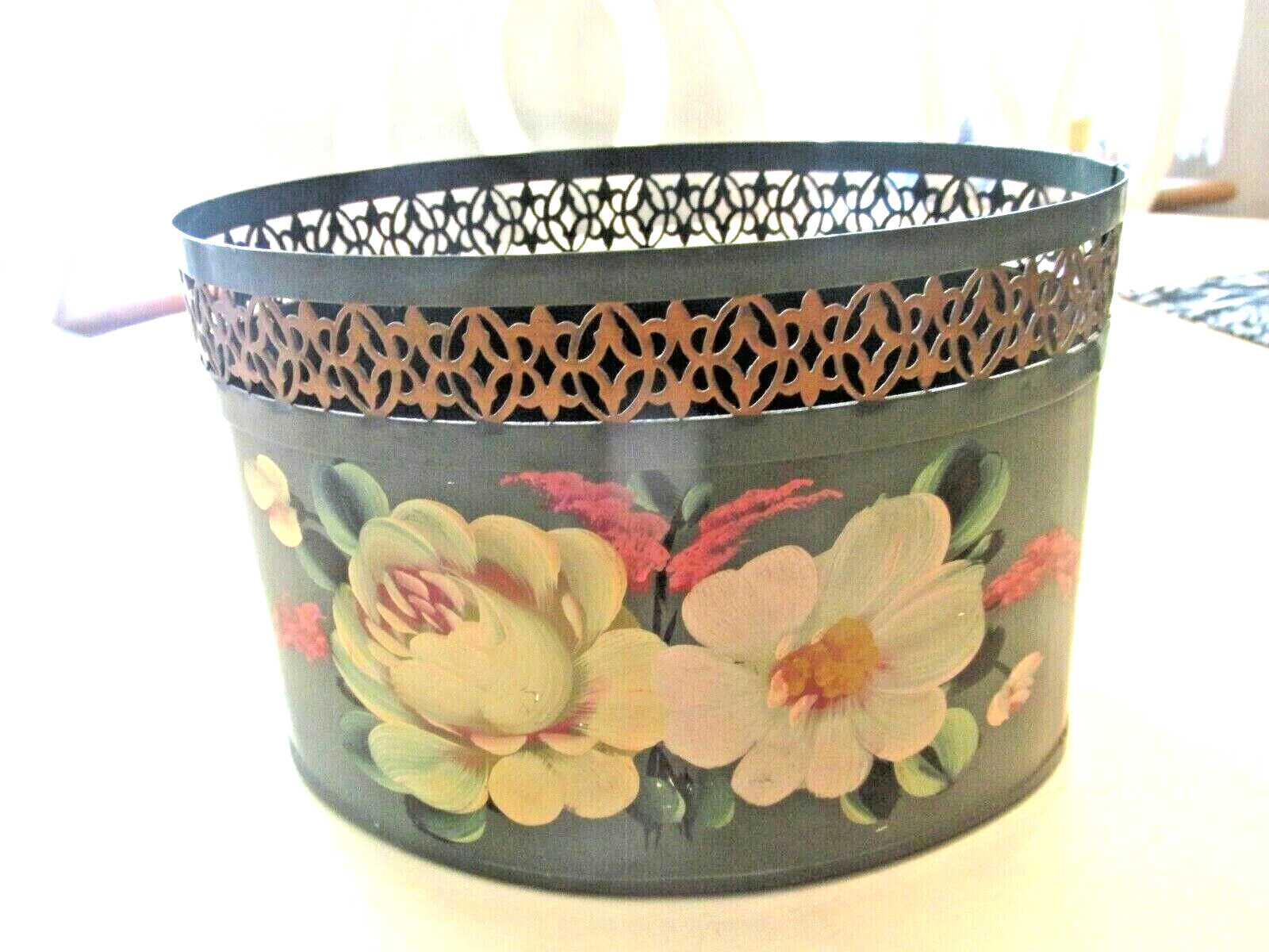 ANTIQUE VINTAGE FRENCH TOLE HP RETICULATED LETTER HOLDER CACHE PLANTER 7X5X5 ANTIQUE VINTAGE FRENCH TOLE HP RETICULATED LETTER HOLDER CACHE PLANTER 7X5X5
