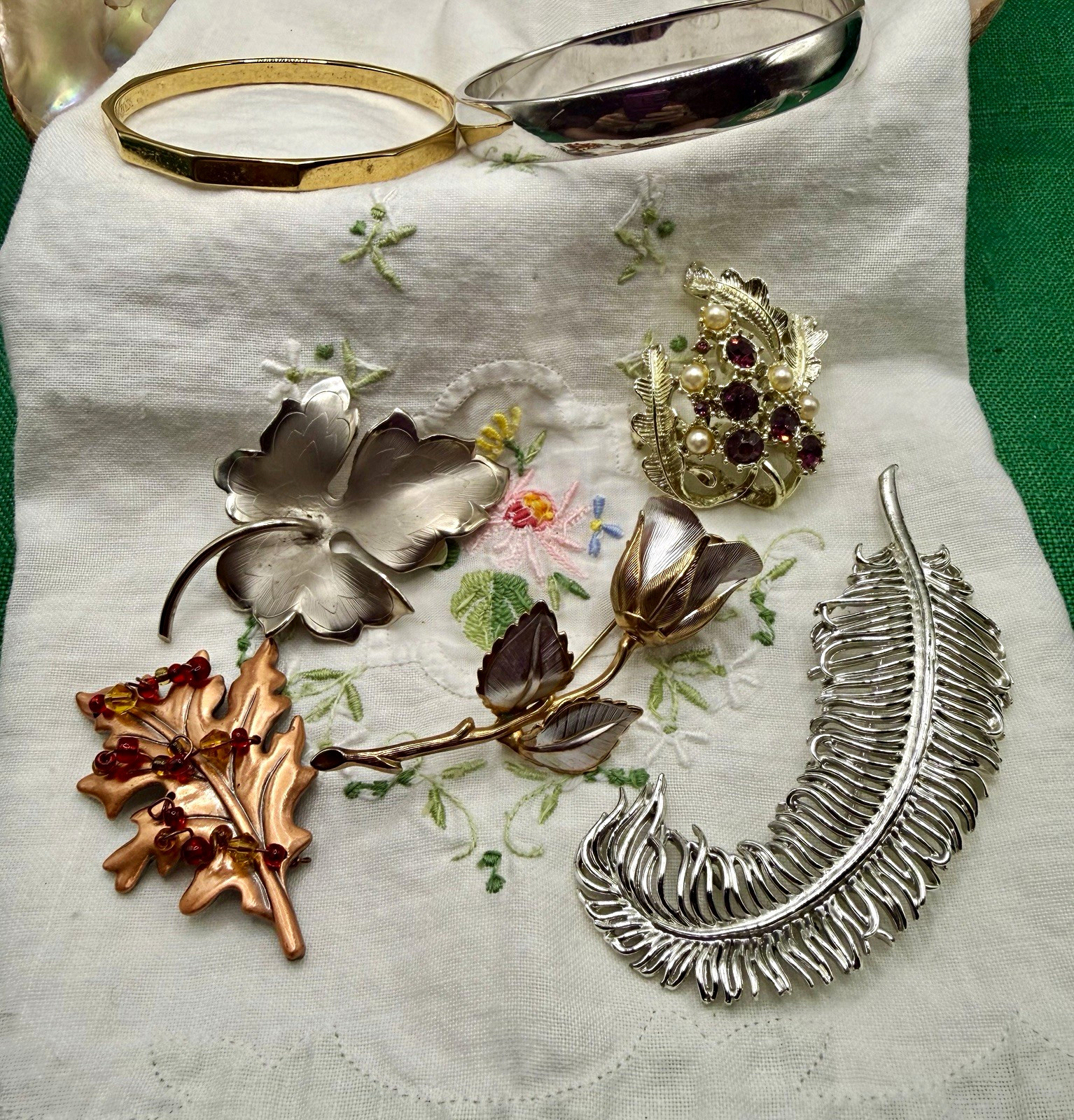 Giovanni, Coro & Monet Vintage Brooches & Bangle Lot. Giovanni, Coro & Monet Vintage Brooches & Bangle Lot.
