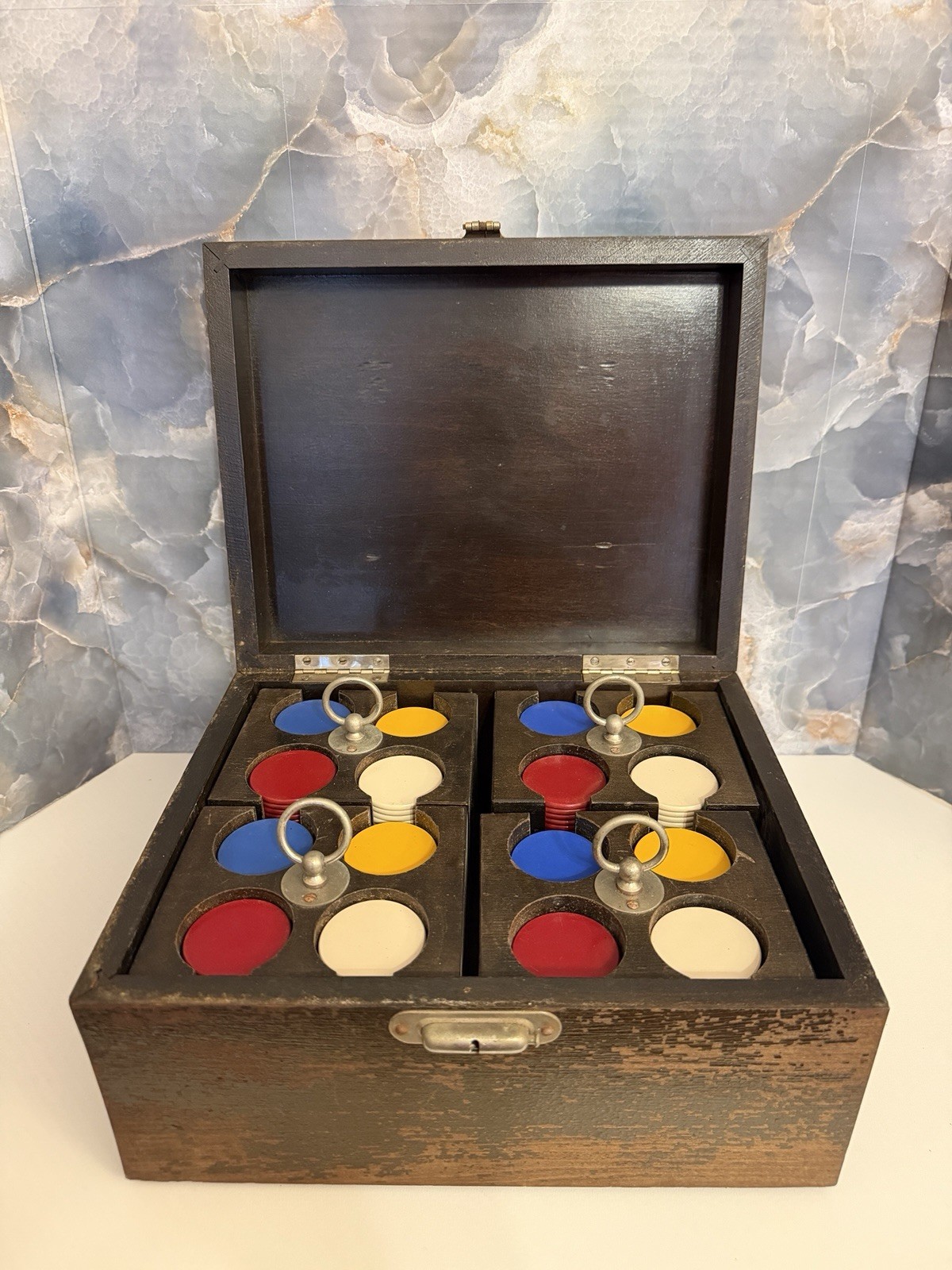 ANTIQUE ABERCROMBIE & FITCH BAKELITE POKER CHIP SET IN BOX RARE CASE BRASS LOGO ANTIQUE ABERCROMBIE & FITCH BAKELITE POKER CHIP SET IN BOX RARE CASE BRASS LOGO
