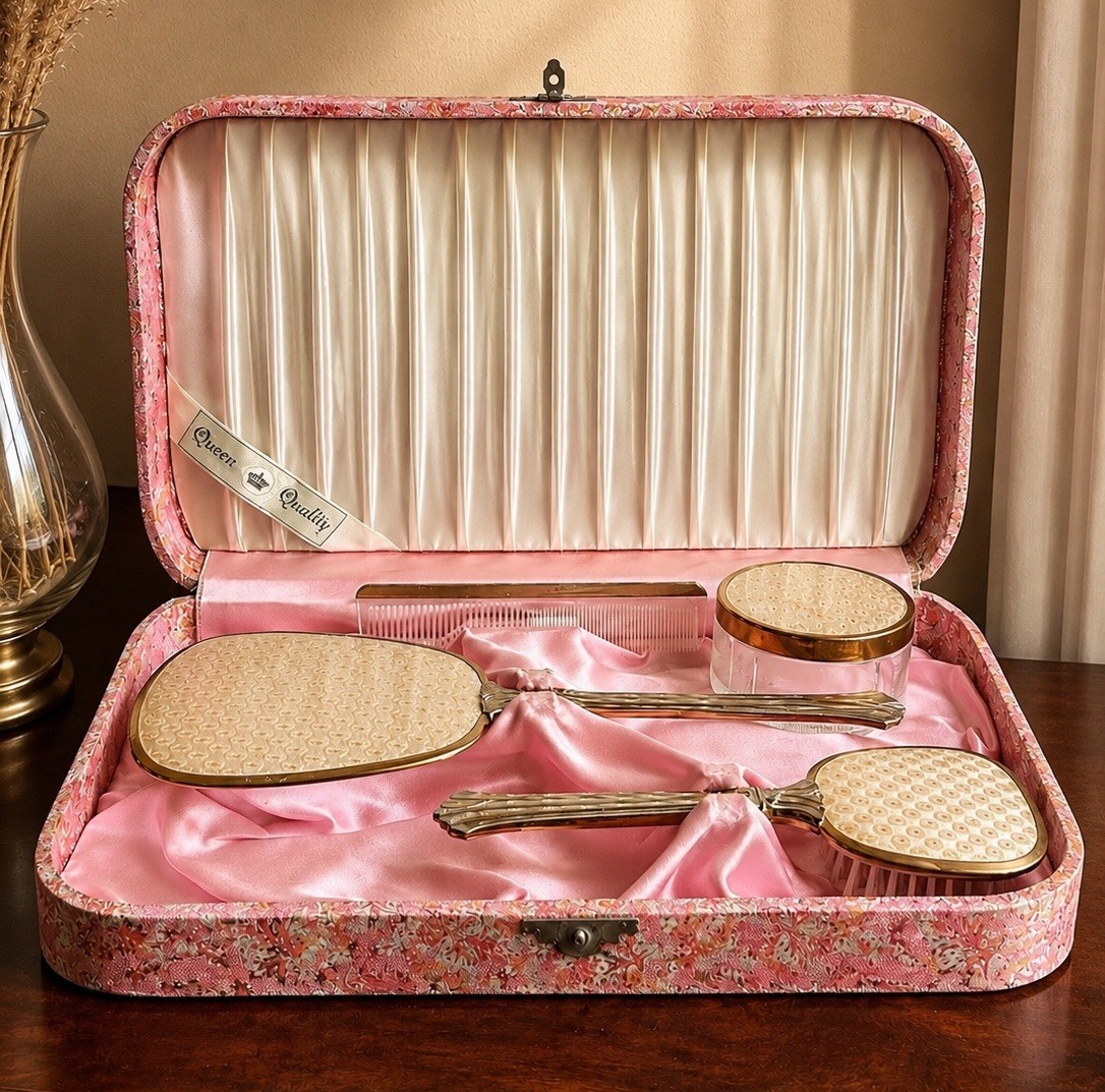 Vintage Vanity Set Mirror Hairbrush Comb Powder Jar Pink Case Art Deco 1950s Vintage Vanity Set Mirror Hairbrush Comb Powder Jar Pink Case Art Deco 1950s