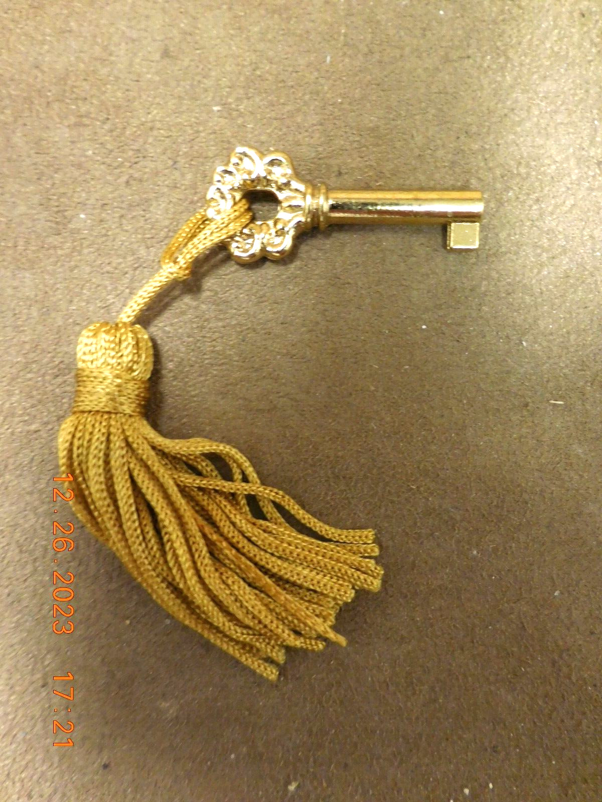 NEW UNIVERSAL MUSIC BOX LOCKING KEY w/ TASSEL - FITS MOST REUGE & ITALIAN BOXES NEW UNIVERSAL MUSIC BOX LOCKING KEY w/ TASSEL - FITS MOST REUGE & ITALIAN BOXES