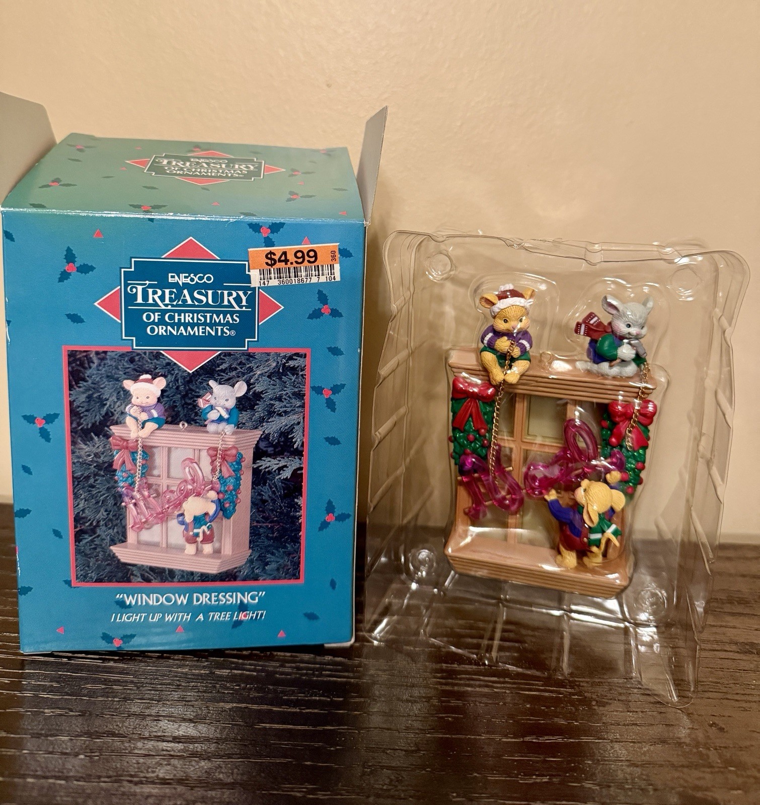 2002 Enesco Treasury of Christmas Ornament Window Dressing Mouse MIB 108742 2002 Enesco Treasury of Christmas Ornament Window Dressing Mouse MIB 108742