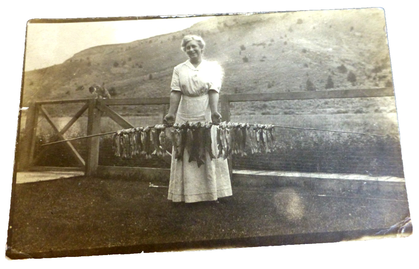 VINTAGE REAL PHOTOGRAPH FISH CAUGHT AT DESCHUTES RIVER MECCA OREGON 1917 VINTAGE REAL PHOTOGRAPH FISH CAUGHT AT DESCHUTES RIVER MECCA OREGON 1917