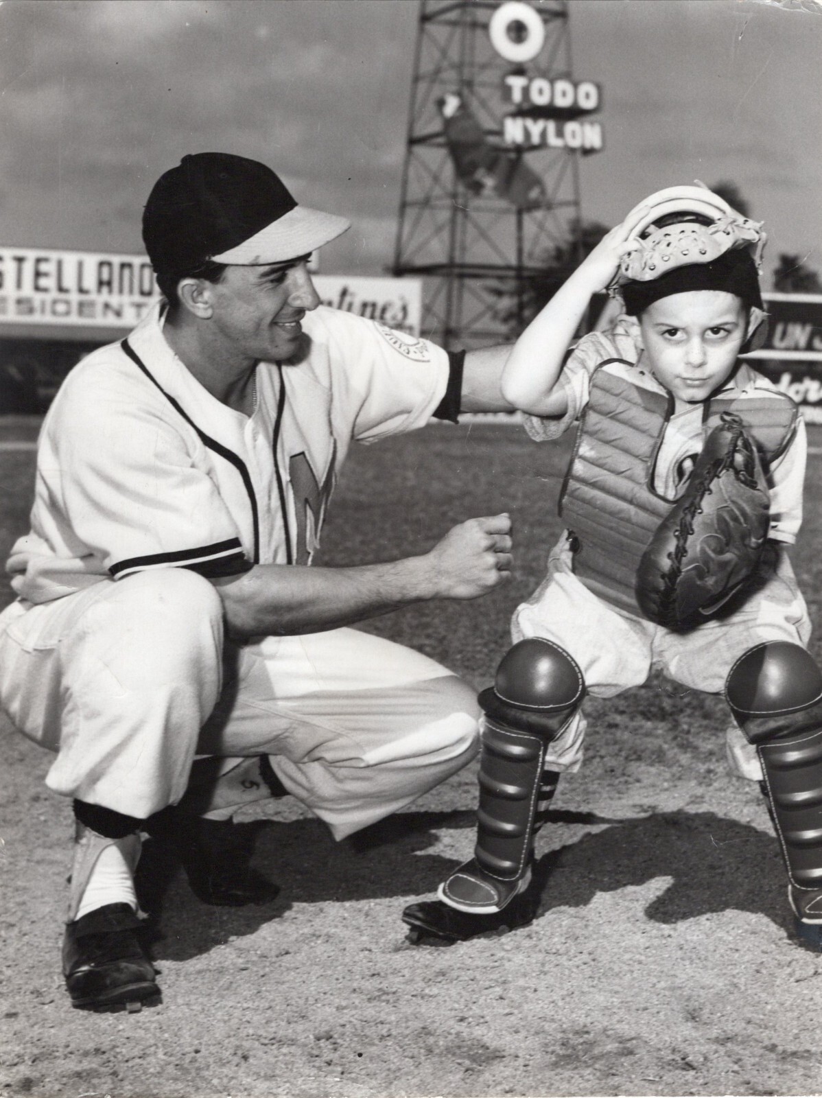 1951 CUBAN BASEBALL PRESS PHOTO : MARIO DIAZ TEACHES PEDRITO SAN ROMÁN TO CATCH 1951 CUBAN BASEBALL PRESS PHOTO : MARIO DIAZ TEACHES PEDRITO SAN ROMÁN TO CATCH
