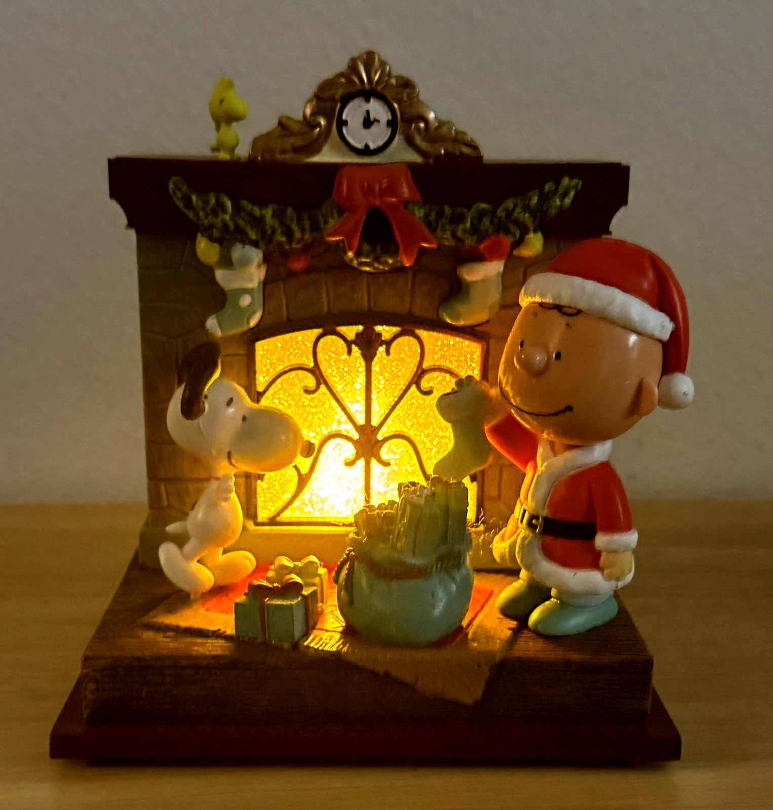 Peanuts Snoopy Charlie Brown Woodstock Fireplace Light Up Music Table Piece READ Peanuts Snoopy Charlie Brown Woodstock Fireplace Light Up Music Table Piece READ