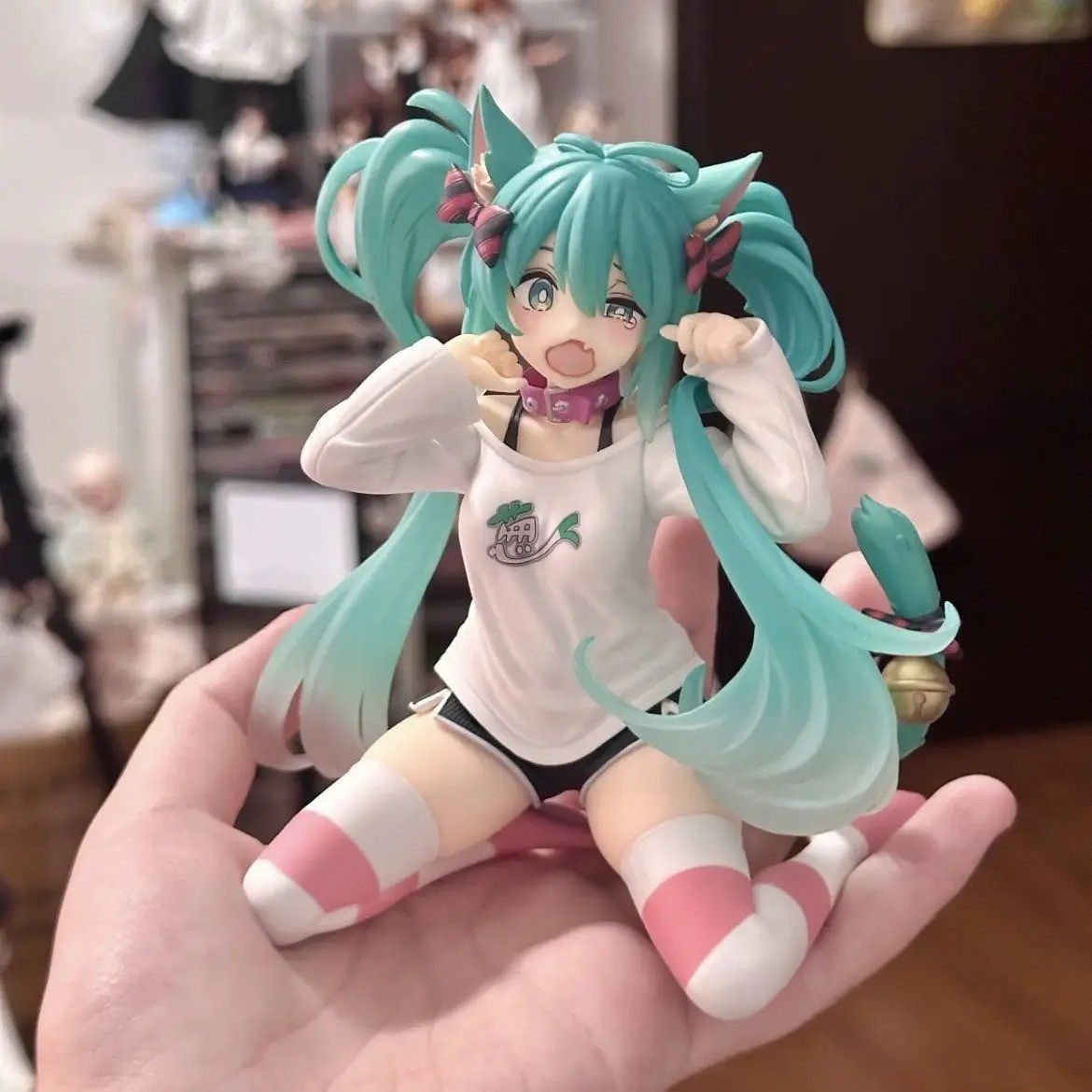 Hatsune Miku Desktop Cute Figure With Cat Ears T Shirt Ver TAITO 2024 NO BOX Hatsune Miku Desktop Cute Figure With Cat Ears T Shirt Ver TAITO 2024 NO BOX