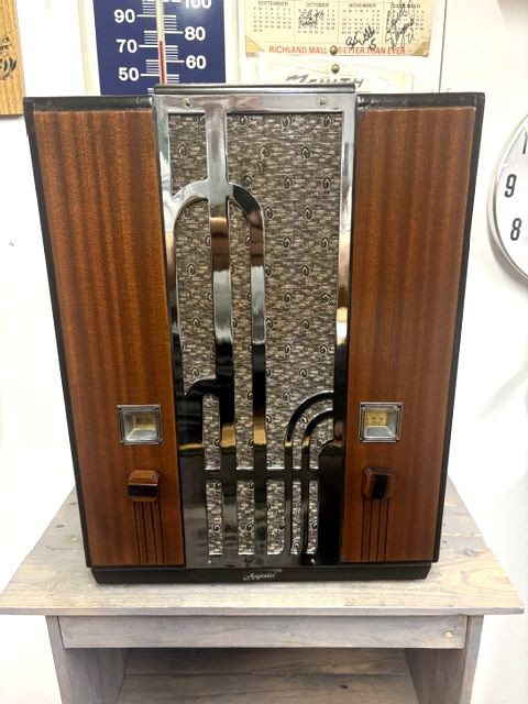 Majestic 161 Chrome Front Tombstone Radio Majestic 161 Chrome Front Tombstone Radio