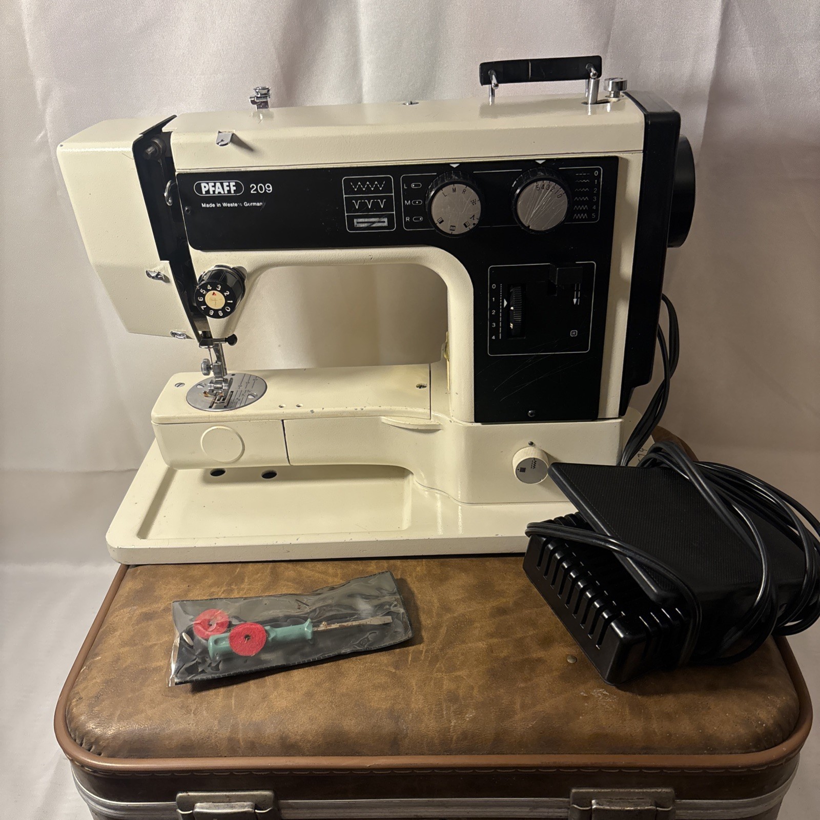Vintage Pfaff 209 German Electric Sewing Machine - Tested & Working W/PEDAL/CORD Vintage Pfaff 209 German Electric Sewing Machine - Tested & Working W/PEDAL/CORD
