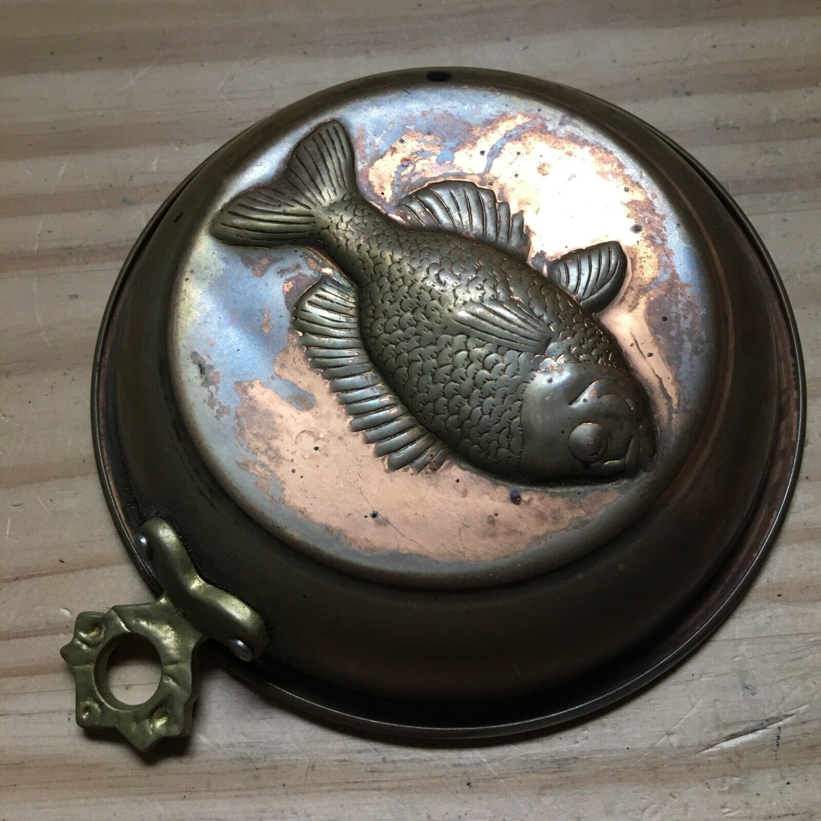 Vintage 1930s Solid Copper Round Fish Mold Tin Lined w/ Wall hanging 6\