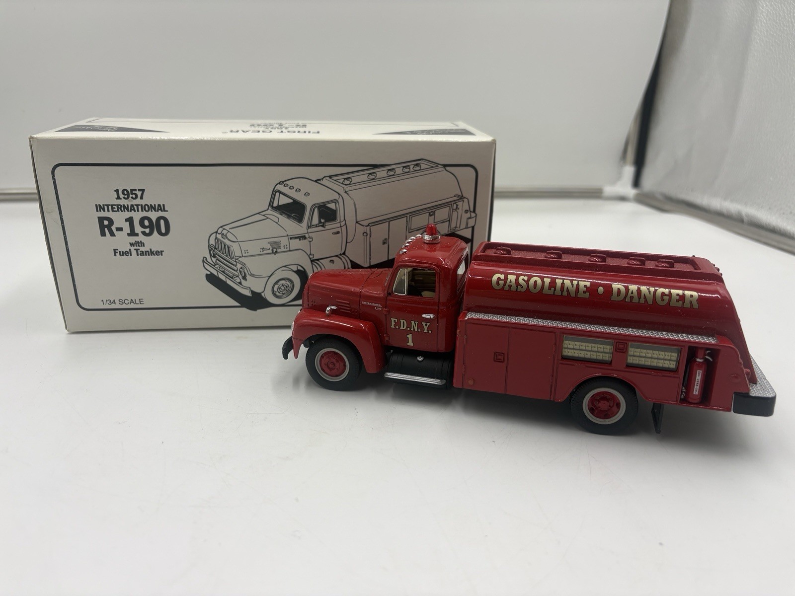 FIRST GEAR 1957 INTERNATIONAL R-190 FUEL TANKER - 19-1600 FDNY #1 FIRST GEAR 1957 INTERNATIONAL R-190 FUEL TANKER - 19-1600 FDNY #1