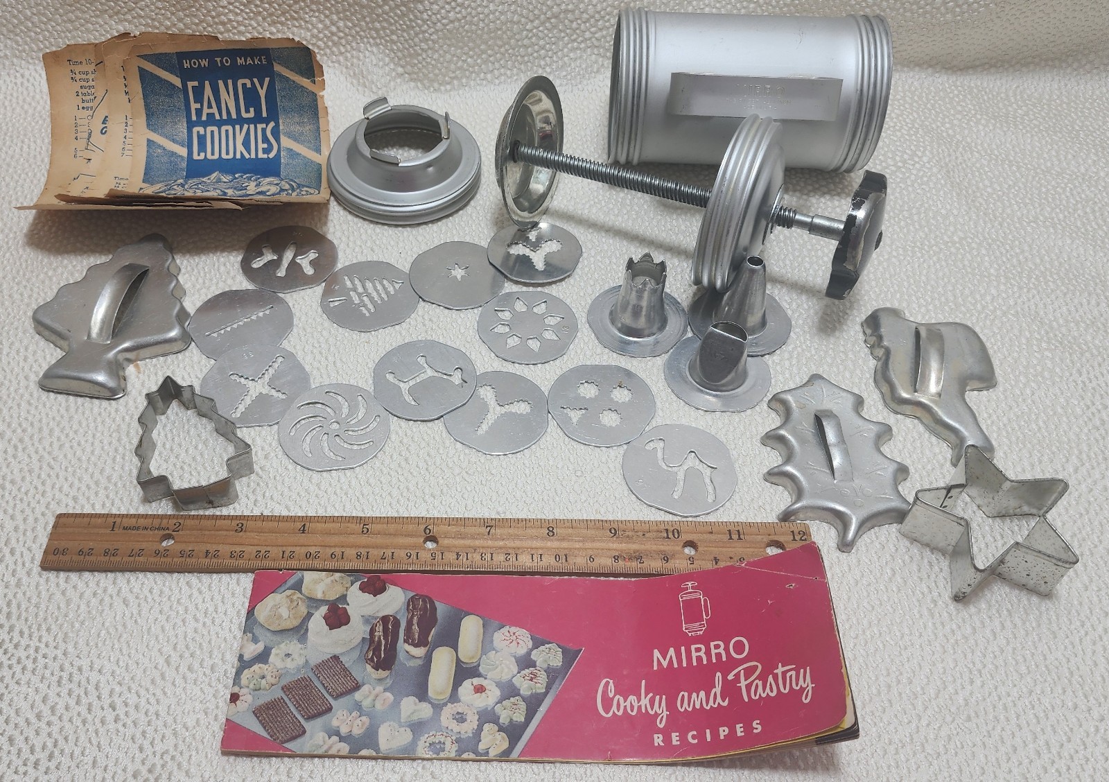 Vintage 1960's Mirro Easy Grip Cooky Cookie Press 12 Discs & Original Box Vintage 1960's Mirro Easy Grip Cooky Cookie Press 12 Discs & Original Box