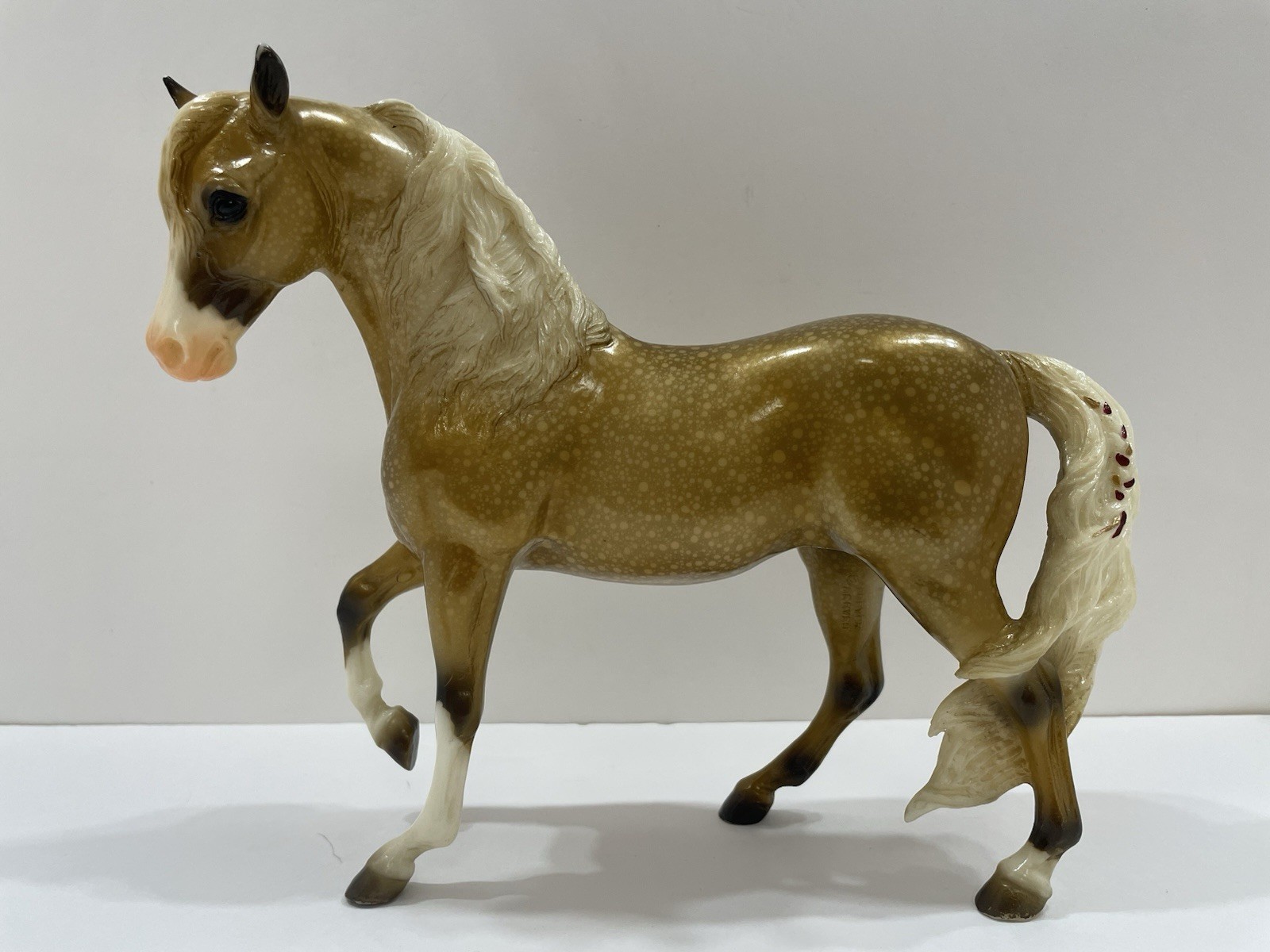 BREYER #700404 “GLITTERY”~2004 HOLIDAY~DAPPLED GOLD MARABELLA~HORSE ONLY BREYER #700404 “GLITTERY”~2004 HOLIDAY~DAPPLED GOLD MARABELLA~HORSE ONLY
