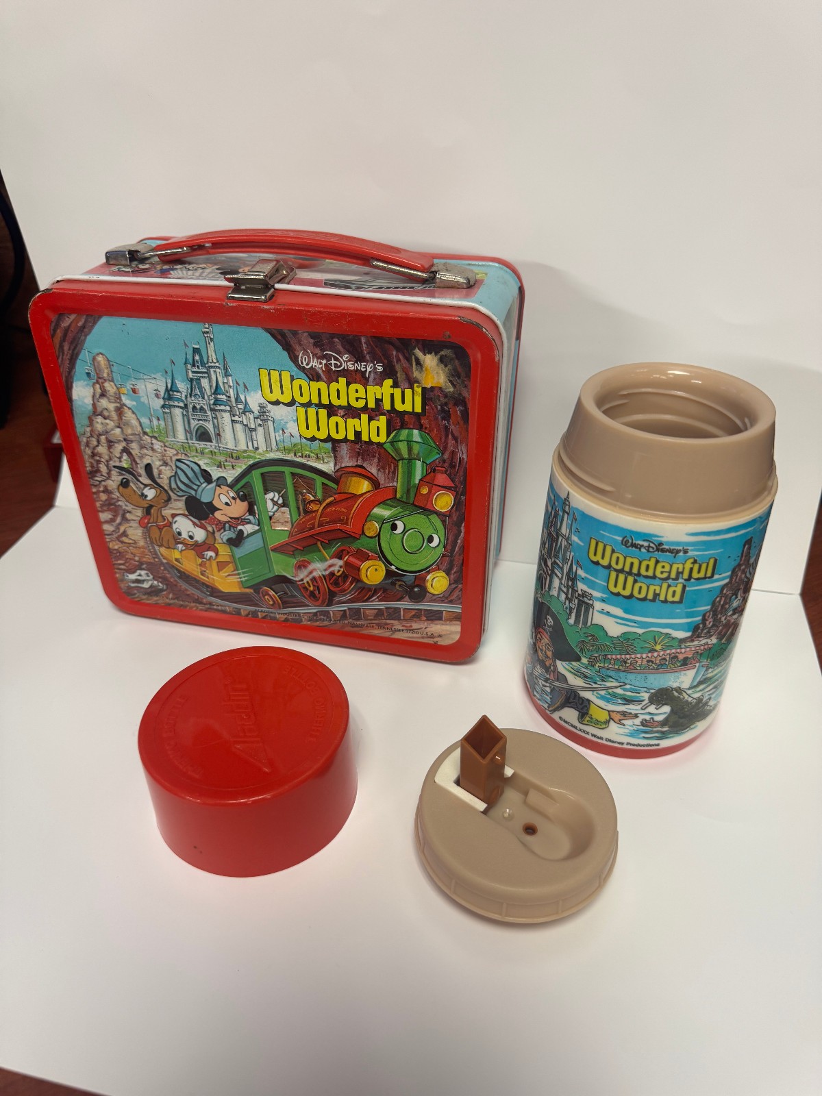 NICE Vintage Alladin Walt Disney’s Wonderful World Metal Lunch Box and thermos NICE Vintage Alladin Walt Disney’s Wonderful World Metal Lunch Box and thermos