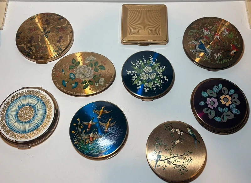 Absolutely stunning collection of 9 compacts including Stratton & kigu beautiful Absolutely stunning collection of 9 compacts including Stratton & kigu beautiful