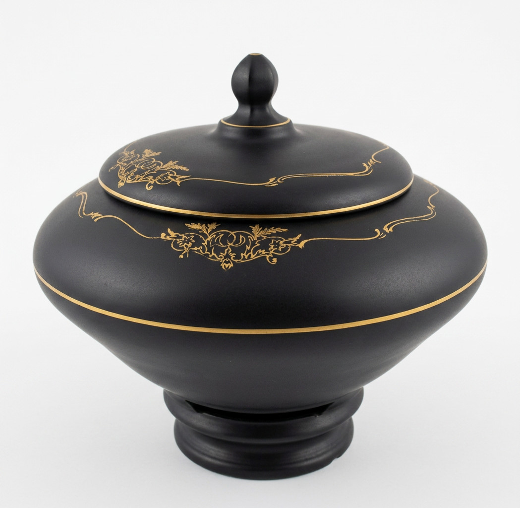Vintage Mid Century Neoclassical Italian Tole Black & Gold Lidded Urn. Vintage Mid Century Neoclassical Italian Tole Black & Gold Lidded Urn.
