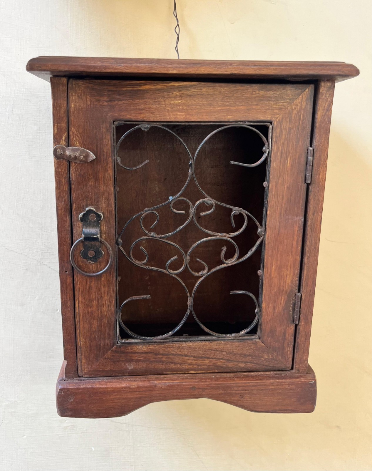 RARE VINTAGE WOODEN HAND CRAFTED SHOWCASE COLLECTABLE RARE VINTAGE WOODEN HAND CRAFTED SHOWCASE COLLECTABLE
