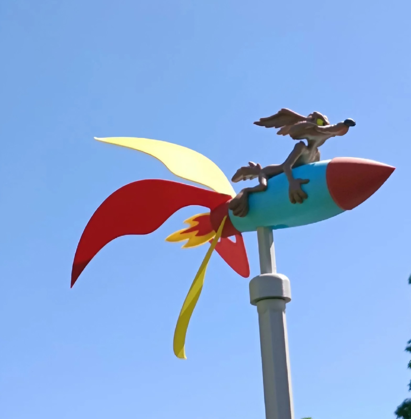 Wile E Coyote And Rocket Wind Spinner 3D Printed Wile E Coyote And Rocket Wind Spinner 3D Printed
