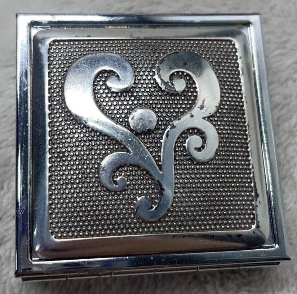 Brighton Heart Sheba Mirrored Trinket Pill Box Silver Square Ornate Hinged Brighton Heart Sheba Mirrored Trinket Pill Box Silver Square Ornate Hinged