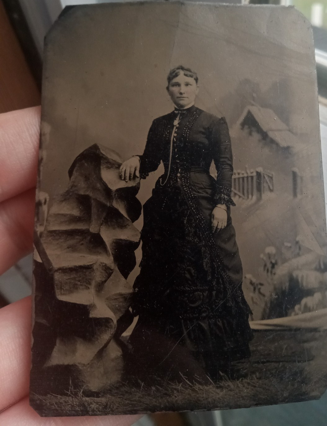 ANTIQUE TINTYPE PHOTO OF WOMAN 1800S ANTIQUE TINTYPE PHOTO OF WOMAN 1800S