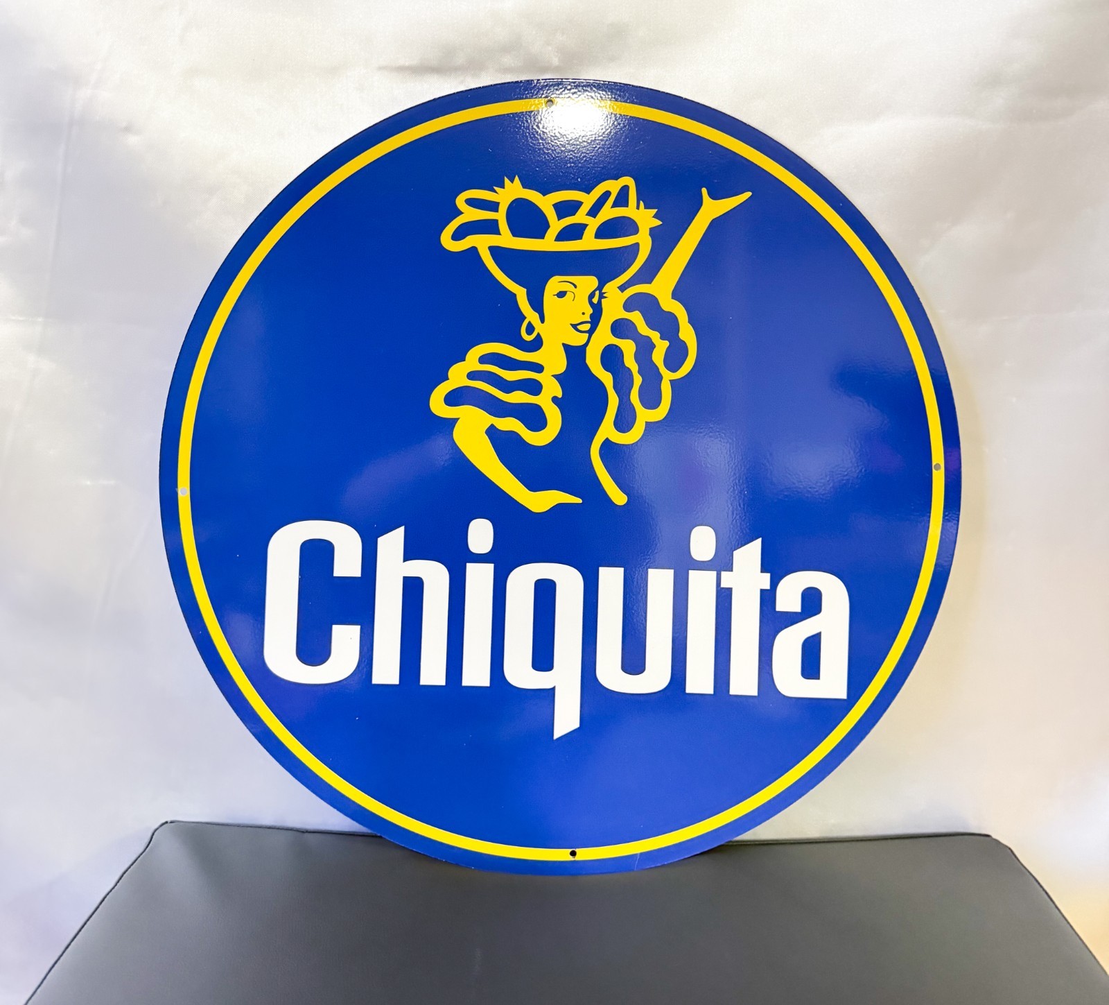 Chiquita – Vintage Fruit Advertising Heavy Metal Sign – 50 cm (19.7”) Chiquita – Vintage Fruit Advertising Heavy Metal Sign – 50 cm (19.7”)