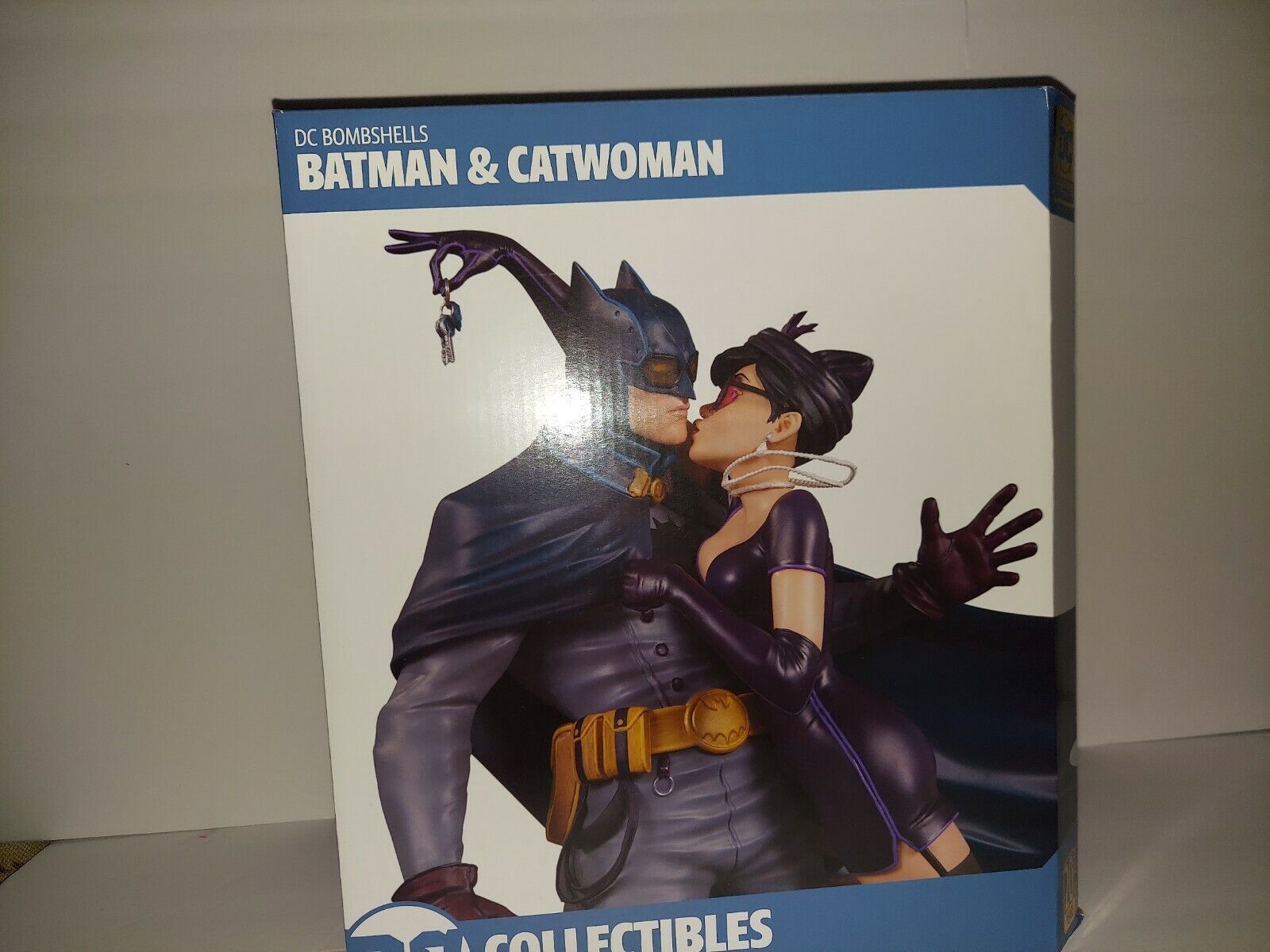 DC Bombshells: Batman & Catwoman Deluxe Statue Figure