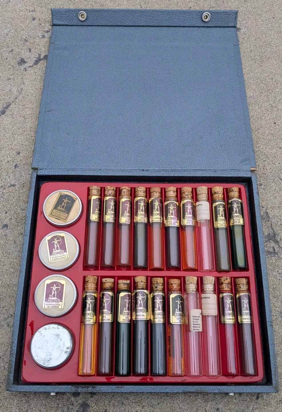 Vintage Archer Oil & Grease Salesman Sample Oil Bottles Test Kit in Case 🔥🔥🔥 Vintage Archer Oil & Grease Salesman Sample Oil Bottles Test Kit in Case 🔥🔥🔥