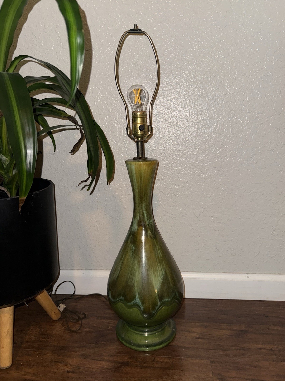 Vintage Mid-century Modern Green Drip-Glaze Ceramic Table Lamp Vintage Mid-century Modern Green Drip-Glaze Ceramic Table Lamp