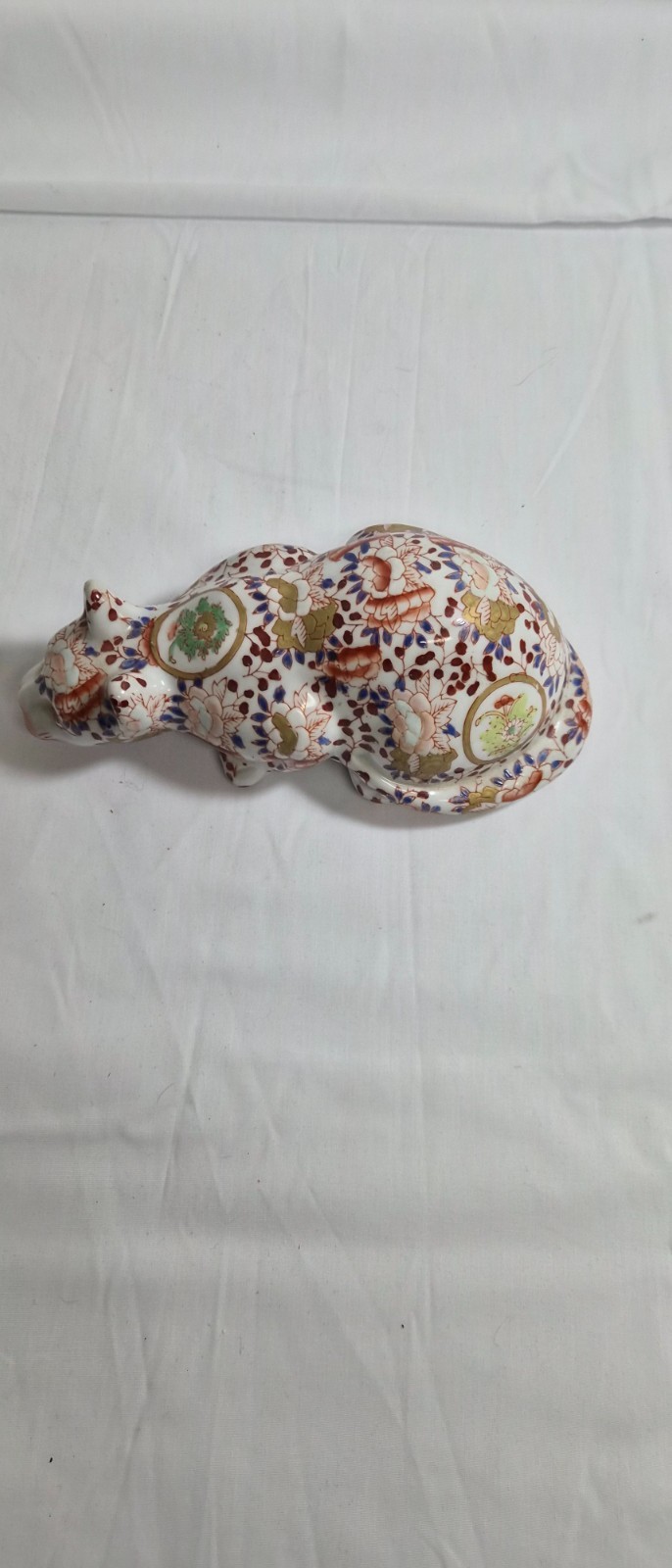Vintage Chinese porcelain Imari crouching cat figurine Vintage Chinese porcelain Imari crouching cat figurine