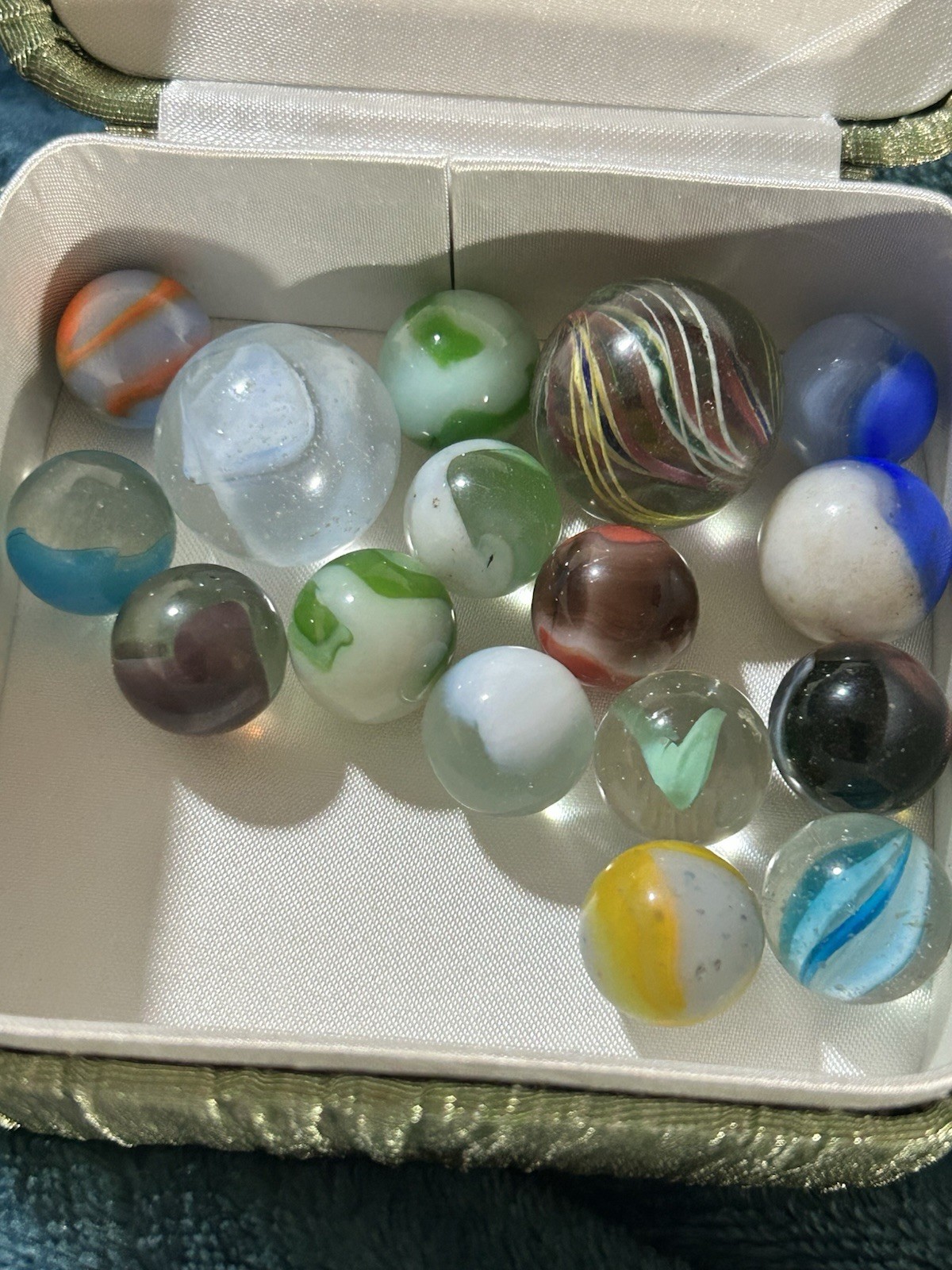 Lot of 16 Vintage/antique Marbles. Please ask for additional photos and sizes Lot of 16 Vintage/antique Marbles. Please ask for additional photos and sizes