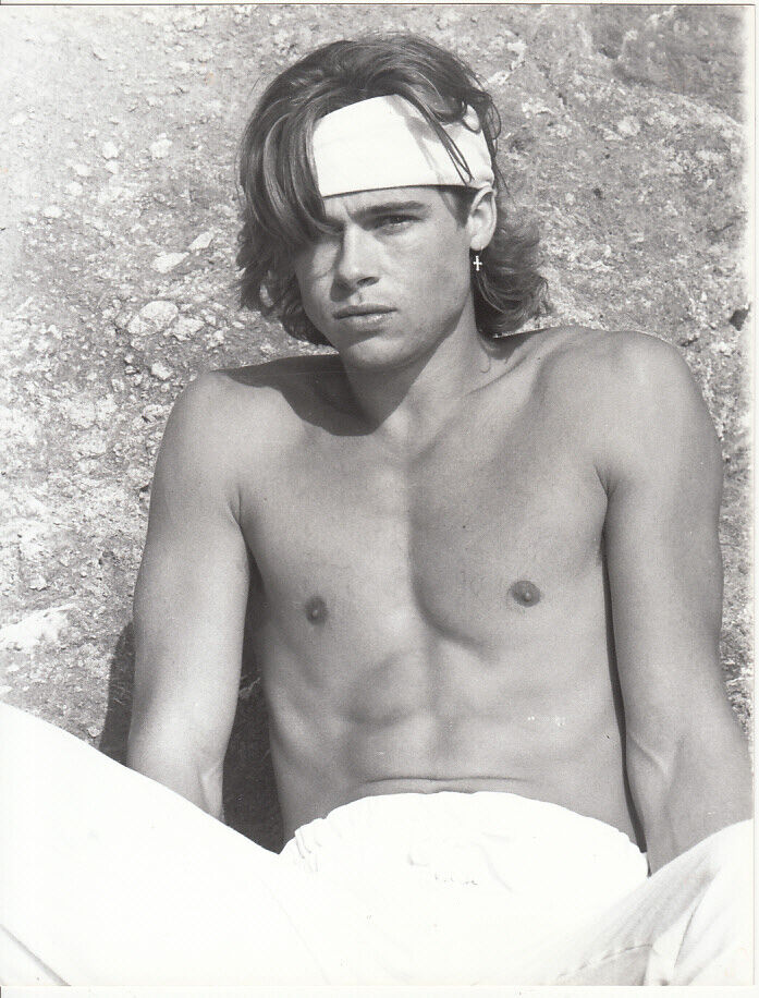Brad Pitt barechested and sexy w/headband 1988 VINTAGE 7x9 Photo
