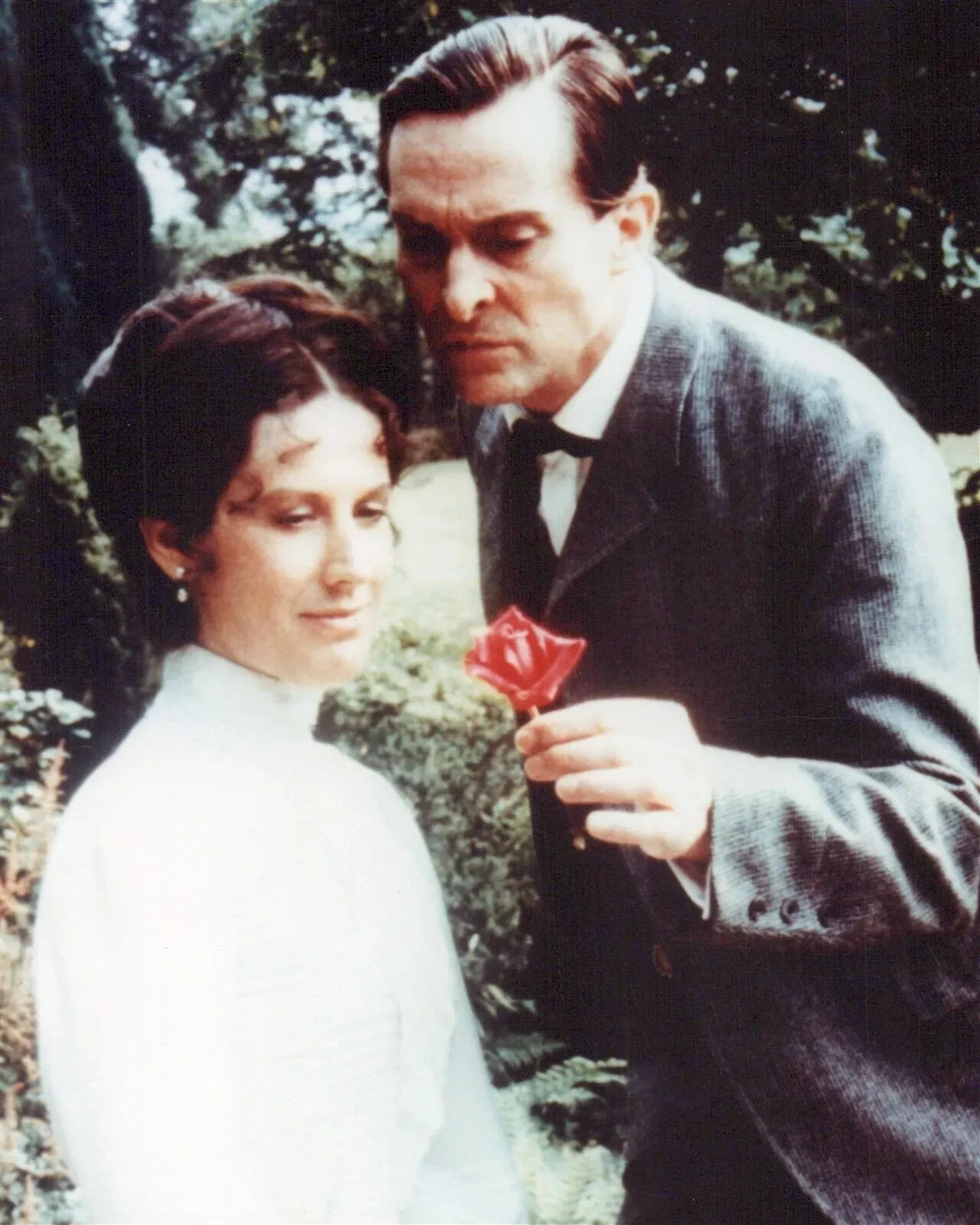 Adventures Of Sherlock Holmes Jeremy Brett Gives Flower To Woman 4x6 PHOTO PRI Adventures Of Sherlock Holmes Jeremy Brett Gives Flower To Woman 4x6 PHOTO PRI
