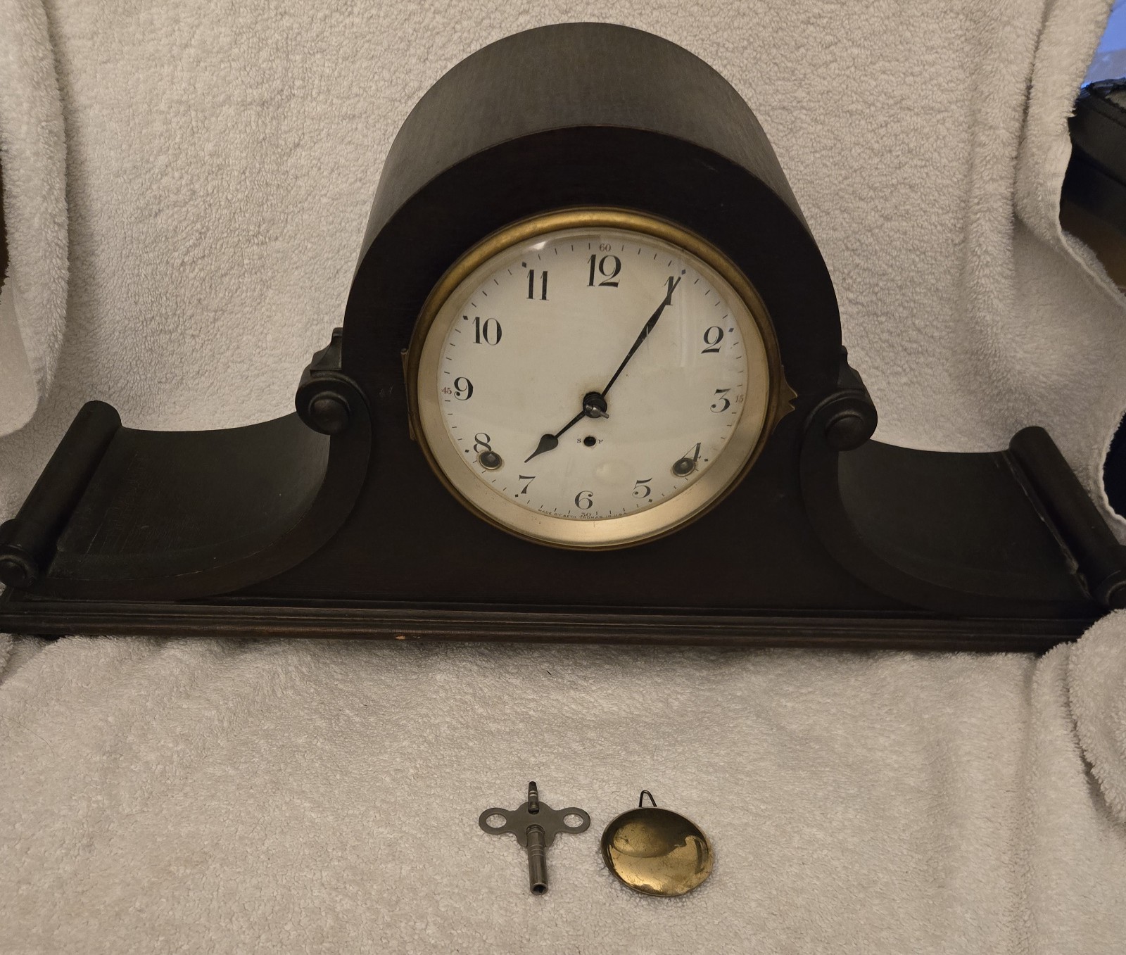 ANTIQUE WOOD SETH THOMAS MANTLE CLOCK WITH KEY AND PENDULUM - WORKS 