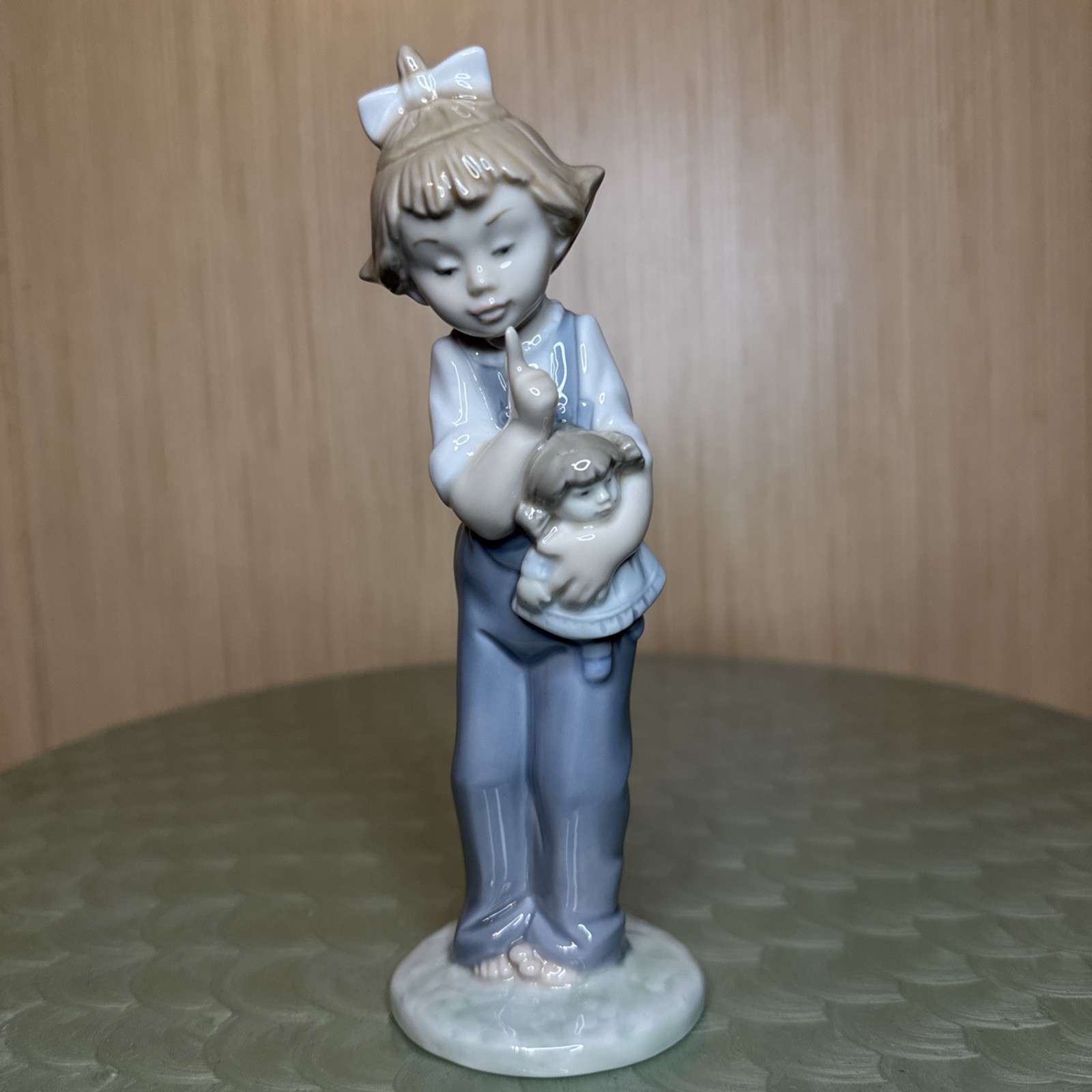 LLADRO #555 "GIRL WITH DOLL" DAISA 1988 PORCELAIN FIGURINE LLADRO #555 "GIRL WITH DOLL" DAISA 1988 PORCELAIN FIGURINE