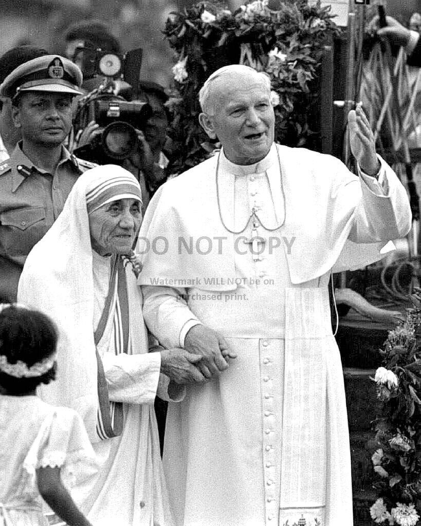POPE JOHN PAUL II HOLDING HANDS WITH MOTHER TERESA IN 1986 - 8X10 PHOTO (RT943)