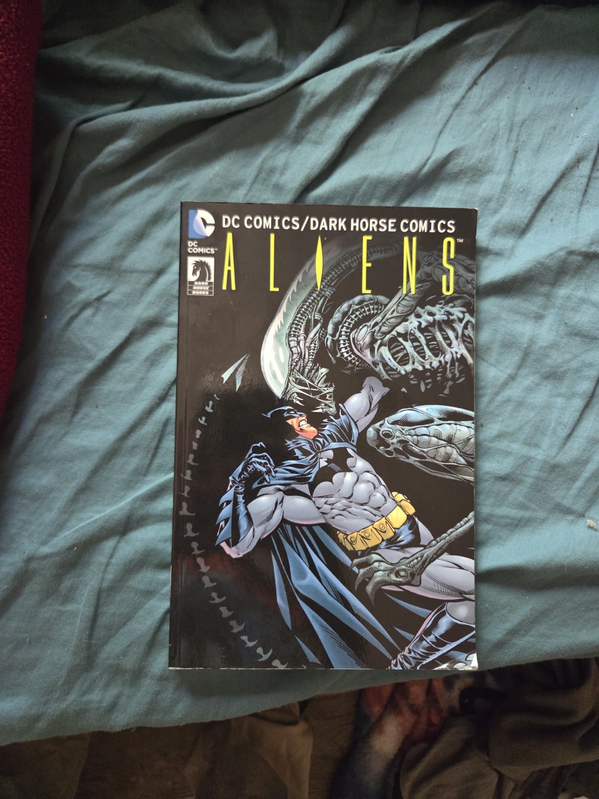 DC Comics Aliens Trade Paperback 2016 Dark Horse Comics DC Comics Aliens Trade Paperback 2016 Dark Horse Comics
