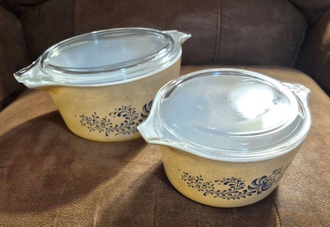Vintage Pair Pyrex Corning 473-B & 474-B Tan / Blue Dishes with Lids Vintage Pair Pyrex Corning 473-B & 474-B Tan / Blue Dishes with Lids